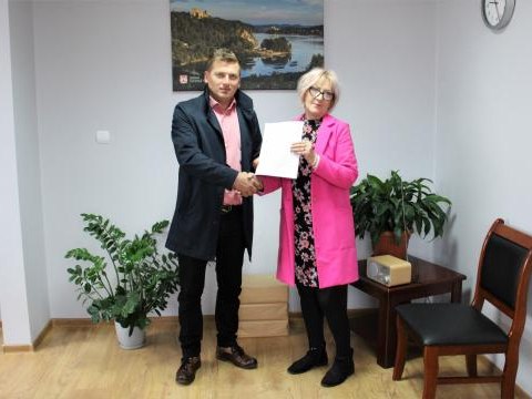 Adaptacja budynku szkoły podstawowej w Kluszkowcach na Gminną Bibliotekę Publiczną.