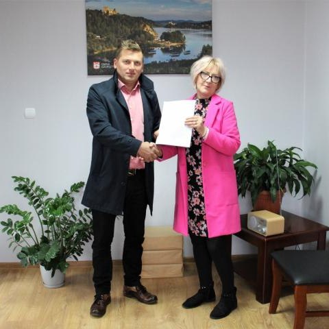 Adaptacja budynku szkoły podstawowej w Kluszkowcach na Gminną Bibliotekę Publiczną.