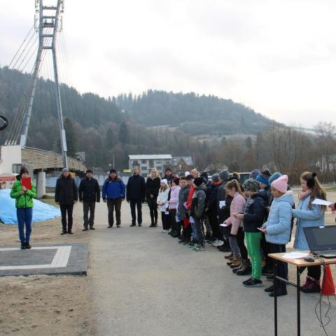 Maszt z flagą Rzeczpospolitej Polskiej z projektu „Pod biało-czerwoną”.