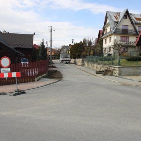 Remont dróg w Maniowach oraz w Czorsztynie.