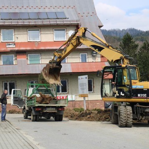 Rozpoczęły się prace związane z budową amfiteatru, widowni, infrastrukturą towarzyszącą oraz z zagospodarowaniem terenu wokół amfiteatru.