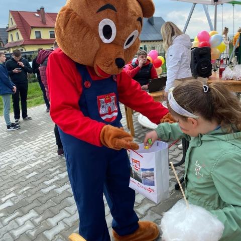 30 kwietnia 2023 r. odbyło się otwarcie placu zabaw na Mizernej - miejsca dla najmłodszych mieszkańców naszej gminy.