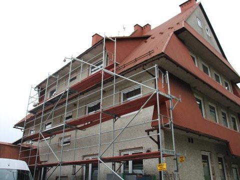 Trwa II etap prac budowlanych związanych z modernizacją wielofunkcyjnego budynku użyteczności publicznej w miejscowości Maniowy przy ul. Gorczańskiej 6.