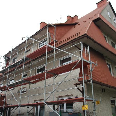 Trwa II etap prac budowlanych związanych z modernizacją wielofunkcyjnego budynku użyteczności publicznej w miejscowości Maniowy przy ul. Gorczańskiej 6.