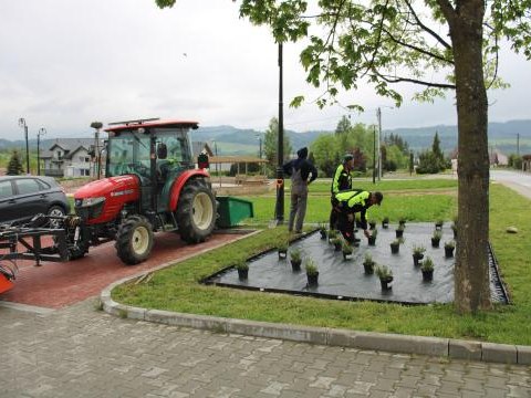 Rozpoczęto zagospodarowanie terenu zielonego tuż przed budynkiem Urzędu Gminy Czorsztyn w Maniowach.