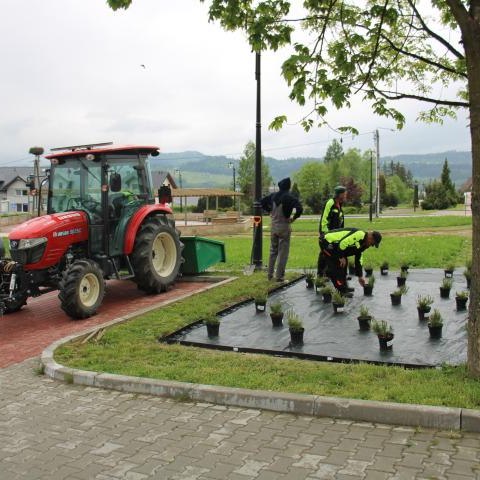 Rozpoczęto zagospodarowanie terenu zielonego tuż przed budynkiem Urzędu Gminy Czorsztyn w Maniowach.