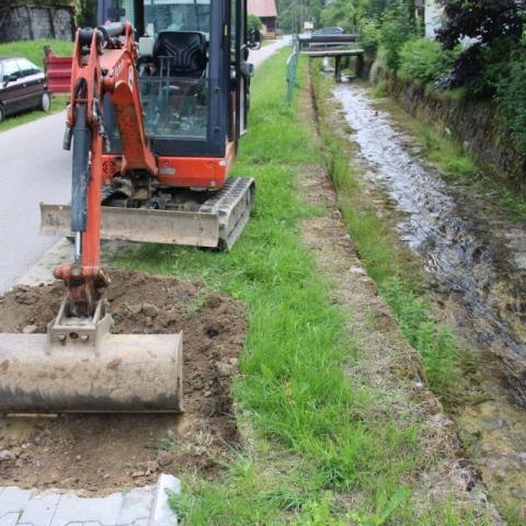 Nowy chodnik na drodze wzdłuż potoku Mizerzanka w Mizernej
