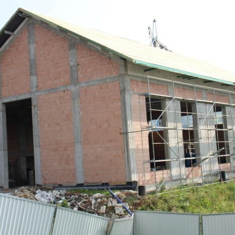 Prace dekarskie na budynku sali gimnastycznej w Kluszkowcach