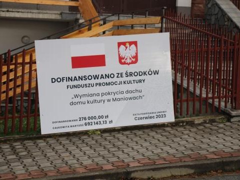 Rozpoczęły się prace remontowe na dachu Domu Kultury w Maniowach