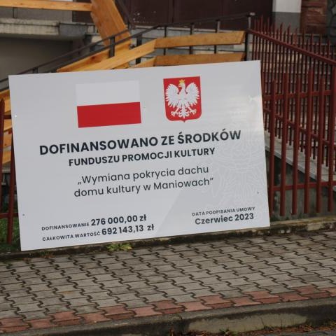 Rozpoczęły się prace remontowe na dachu Domu Kultury w Maniowach