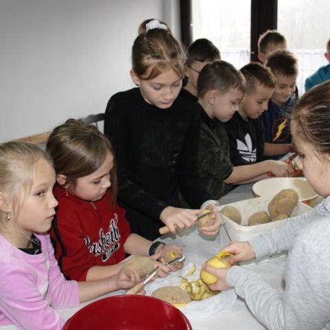 Zajęcia kulinarne w Domu Kultury w Maniowach