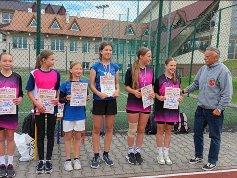 Pierwsze miejsce dla drużyny żeńskiej z Maniów w czwórboju lekkoatletycznym