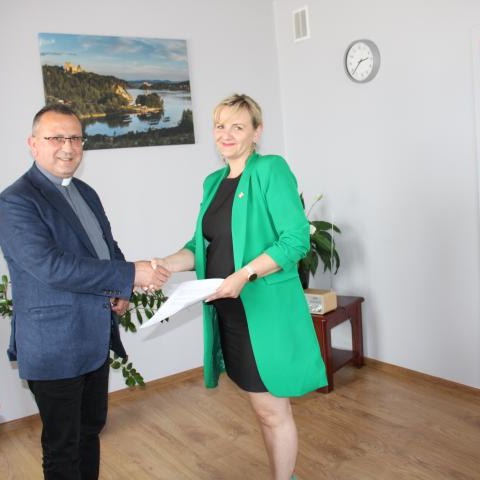 Podpisano umowę-dotację na realizację prac konserwatorskich zabytkowego kościółka św. Sebastiana w Maniowach