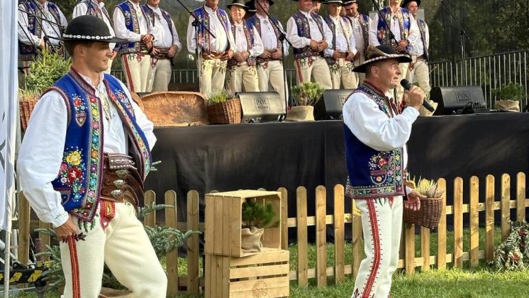 Messenger_creation_a6763882-c313-44e3-99cc-bf7decb97c69 (Niestandardowy).jpeg