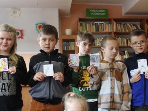 Pierwszoklasiści w bibliotece publicznej