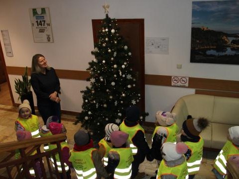 Przedszkolaki z Maniów z życzeniami w Urzędzie Gminy Czorsztyn