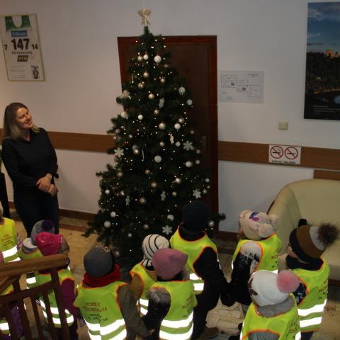 Przedszkolaki z Maniów z życzeniami w Urzędzie Gminy Czorsztyn