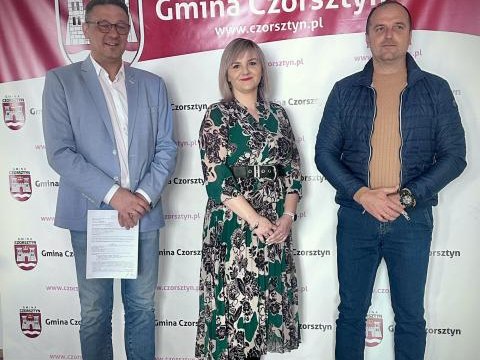 Podpisanie umowy na modernizację kompleksu sportowego "Moje Boisko Orlik 2012" w Maniowach