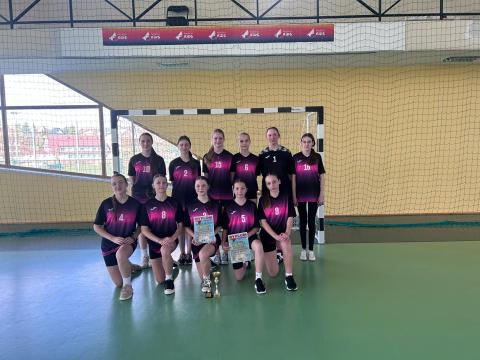 Awans do powiatu szczypiornistek ze Szkoły Podstawowej w Maniowach