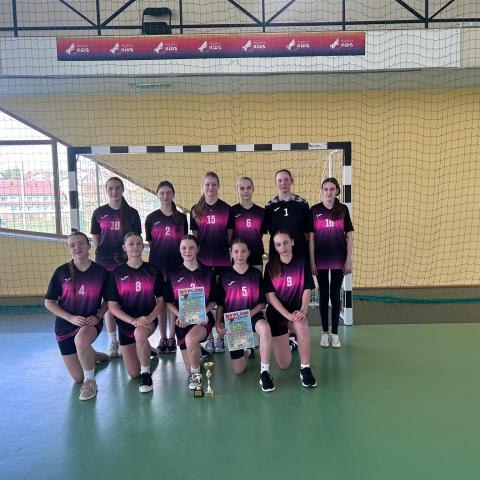 Awans do powiatu szczypiornistek ze Szkoły Podstawowej w Maniowach