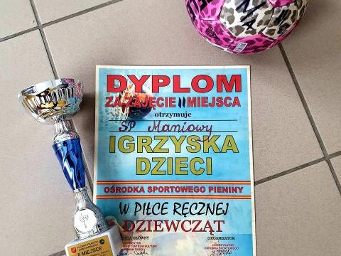 Kolejny awans do powiatu dziewcząt ze Szkoły Podstawowej w Maniowach