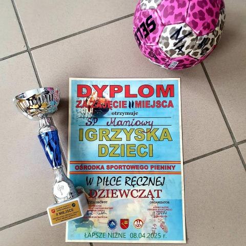 Kolejny awans do powiatu dziewcząt ze Szkoły Podstawowej w Maniowach