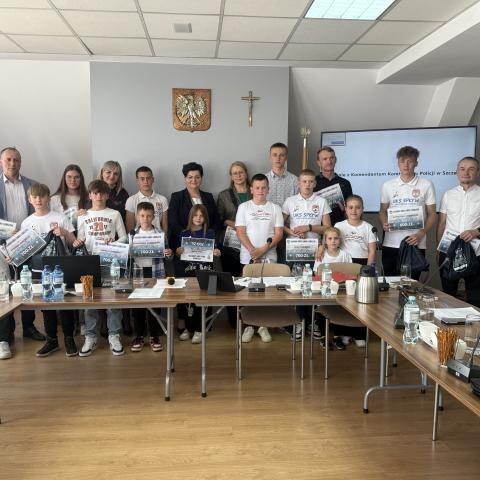 Nagrody i stypendia za osiągnięcia sportowe wręczone podczas XI sesji Rady Gminy Czorsztyn