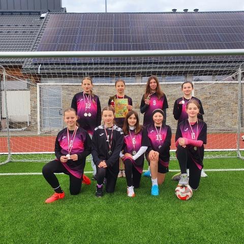 Kolejny sukces dziewcząt z Maniów - WICEMISTRZYNIE POWIATU NOWOTARSKIEGO w piłce nożnej