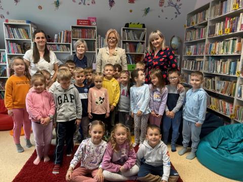 Wójt Gminy Czorsztyn czyta dzieciom w ramach Ogólnopolskiego Tygodnia Czytania Dzieciom