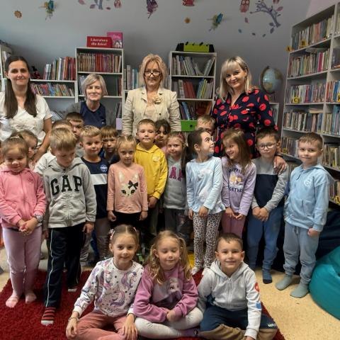 Wójt Gminy Czorsztyn czyta dzieciom w ramach Ogólnopolskiego Tygodnia Czytania Dzieciom