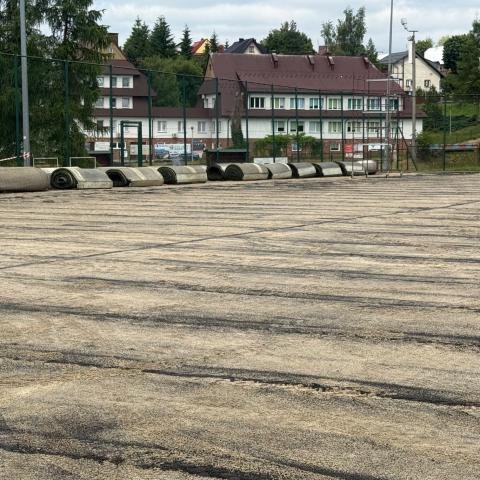 Trwają prace przy modernizacji Orlika w Maniowach