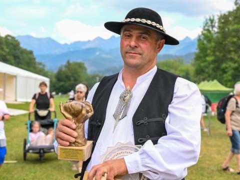 Baca wypasający owce w Gminie Czorsztyn z nagrodą Oscypka Roku 2025