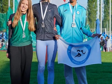 Lea Ateba uczennica że Szkoły Podstawowej w Maniowach z medalami Mistrzostw Małopolski!