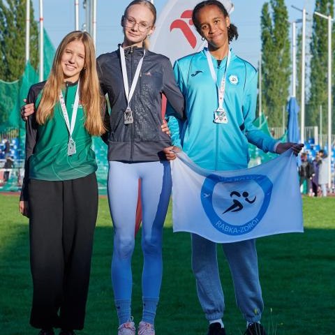 Lea Ateba uczennica że Szkoły Podstawowej w Maniowach z medalami Mistrzostw Małopolski!