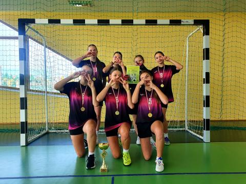 Najlepsze w powiecie – Mistrzostwo Powiatu Nowotarskiego dla Dziewcząt z Maniów!