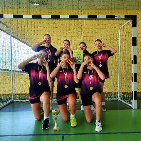 Najlepsze w powiecie – Mistrzostwo Powiatu Nowotarskiego dla Dziewcząt z Maniów!