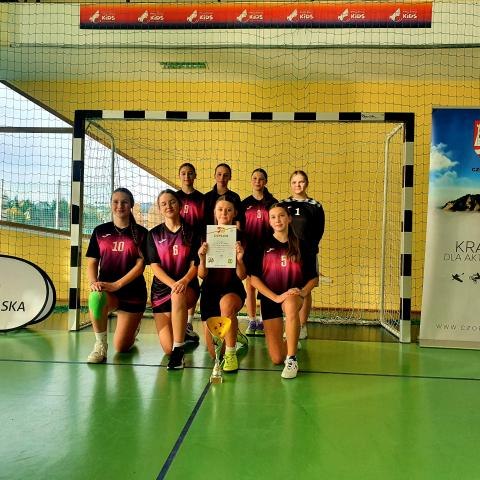 Sukces dziewcząt z Maniów Półfinale Wojewódzkim w halowej piłce nożnej
