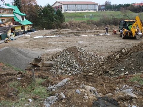 Trwają prace nad budową odkrytego lodowiska w Maniowach