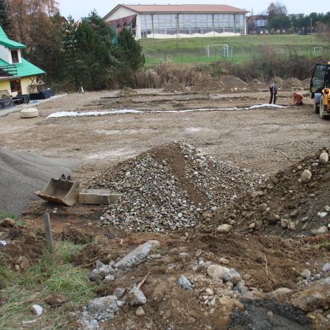 Trwają prace nad budową odkrytego lodowiska w Maniowach