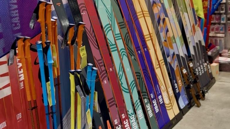 narty oparte o ściane.jpg