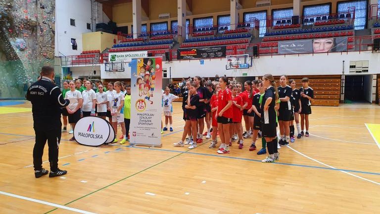 Drużyny dziewcząt na boisku sportowym.jpg