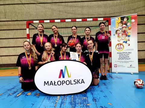 Dziewczęta z Maniów trzecią drużyną w województwie!