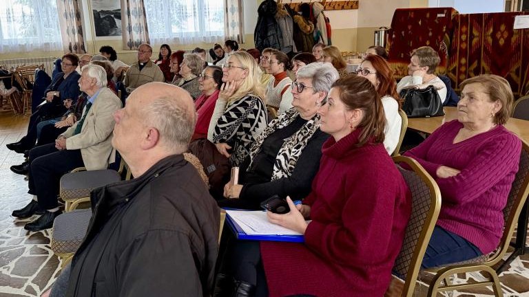 Grupa ludzi na sali.jpeg