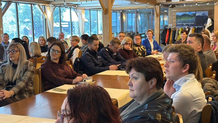 Grupa ludzi siedząca przy stole (2).jpg