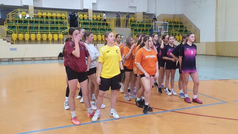 Drużyny na boisku (2).jpg