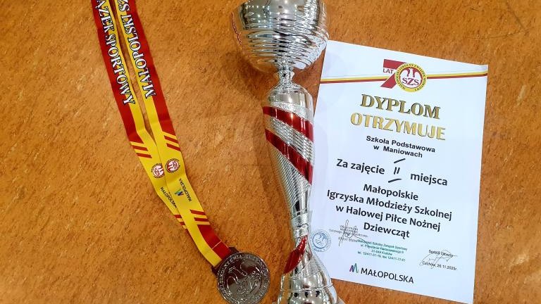 Puchar, medal i dyplom za zajęcie 2 miejsca.jpg