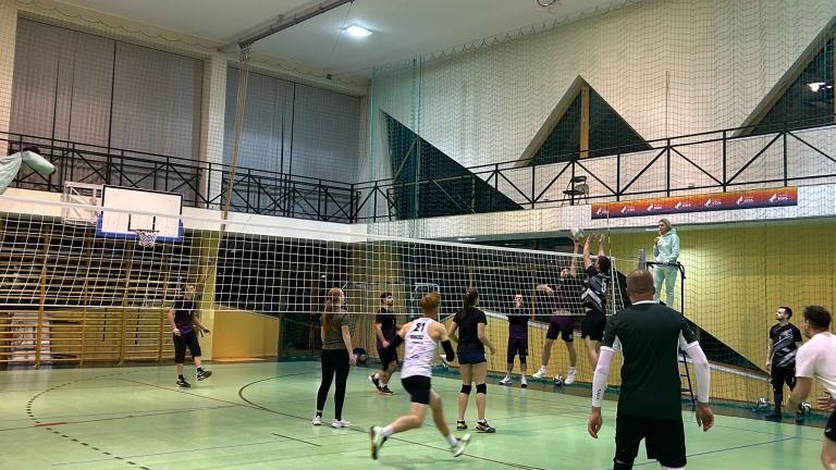 Rozgrywki siatkarskie na hali sportowej (14).jpg