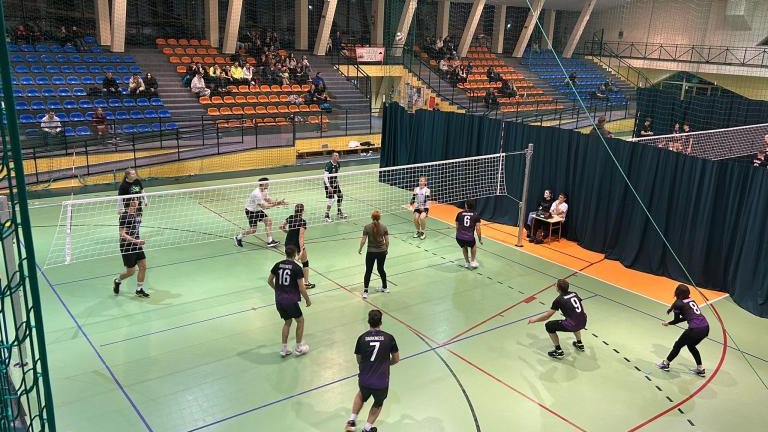 Rozgrywki siatkarskie na hali sportowej (23).jpg