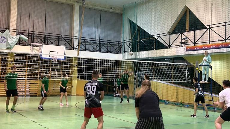 Rozgrywki siatkarskie na hali sportowej (6).jpg