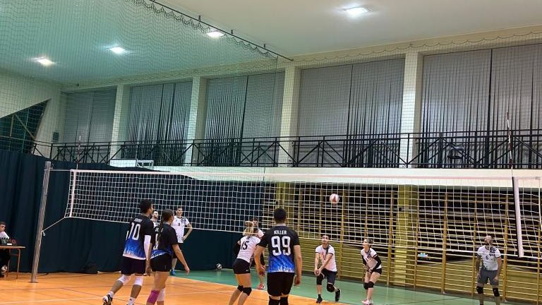 Rozgrywki siatkarskie na hali sportowej (8).jpg